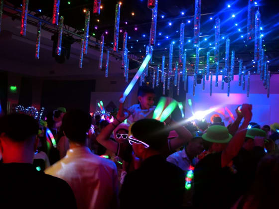 Estructura rectangular con techo LED y cilindros espejados sobre la pista