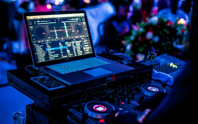 DJ Profesional con Equipo de Sonido Completo