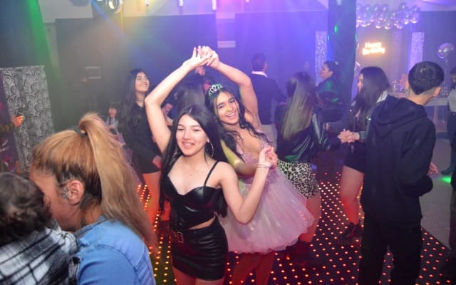 Pista de Baile PIXELED: Un Show de Luces Bajo Tus Pies