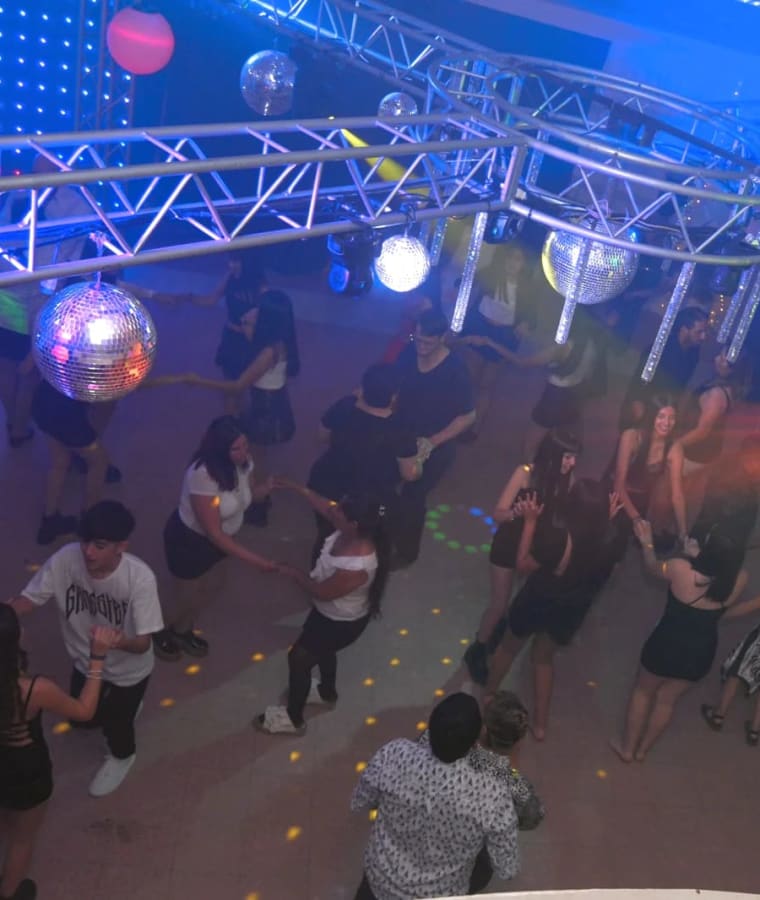 Estructura de luces montada en un salón para un evento de empresa