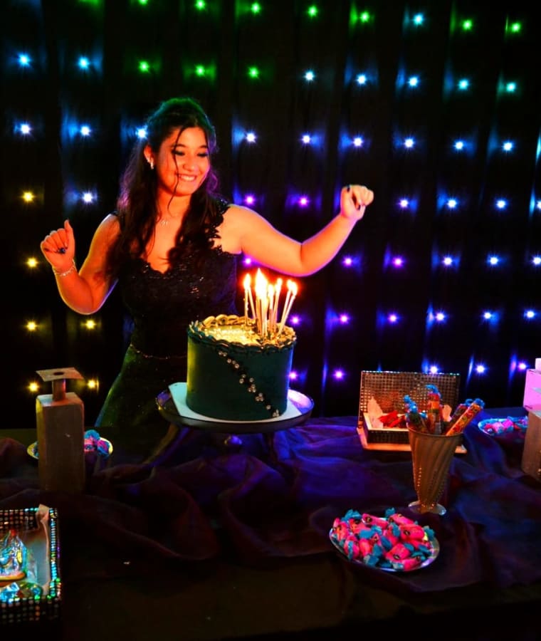 Torta de cumpleaños frente al telón LED