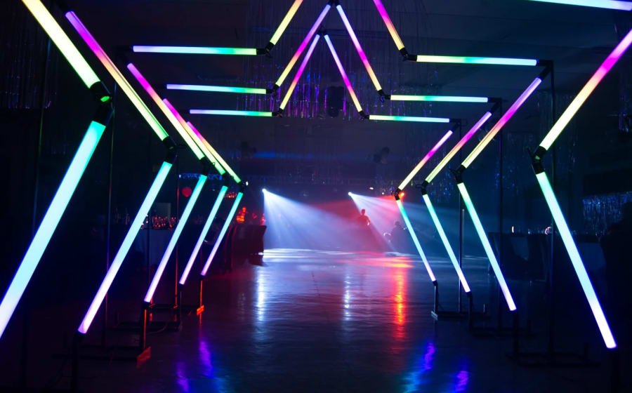 Ingreso tipo estrella: arcos de tubos LED de 290 cm con humo