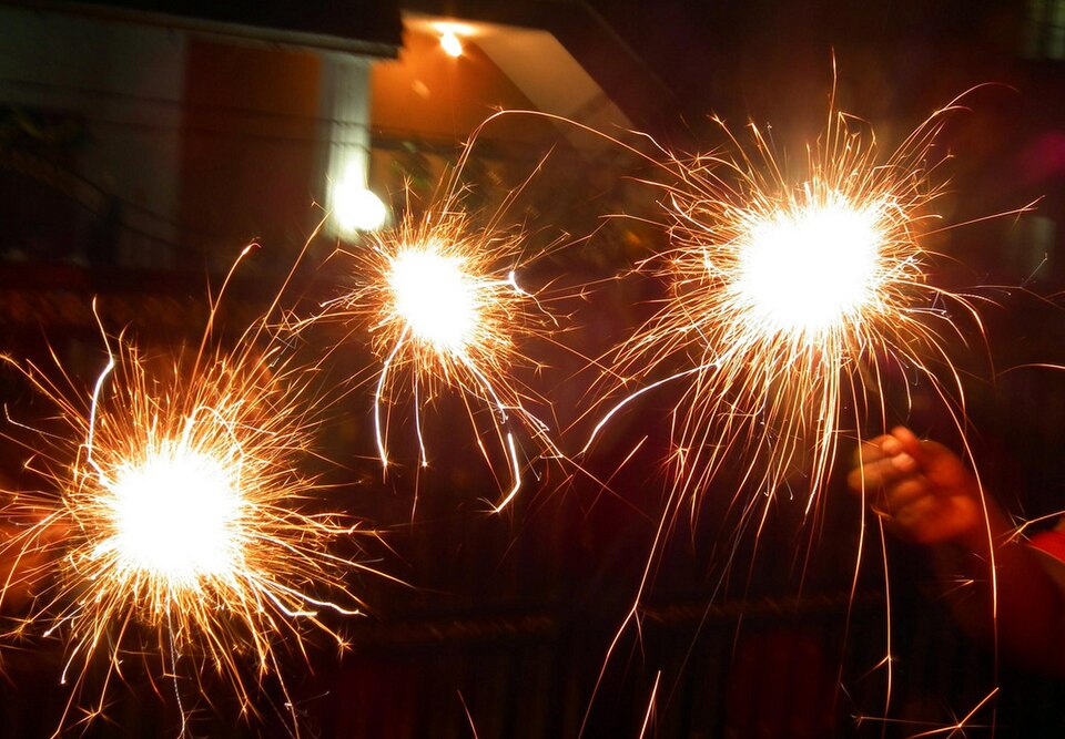 Diwali sparklers ki reference photo, exact colour pack nahi