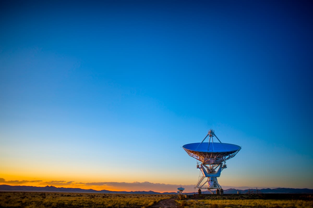 Satellite ground station antenna