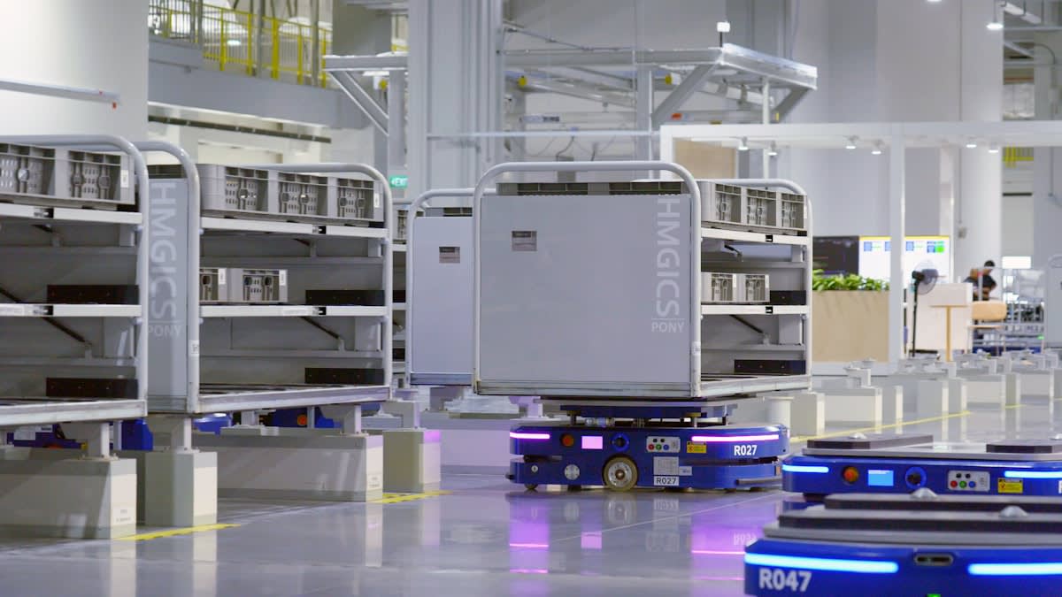 Industrial robotic arm in logistics