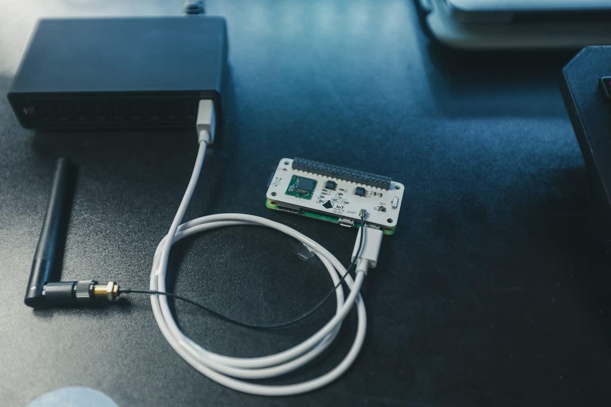 Industrial IoT gateway with aluminum heat sink
