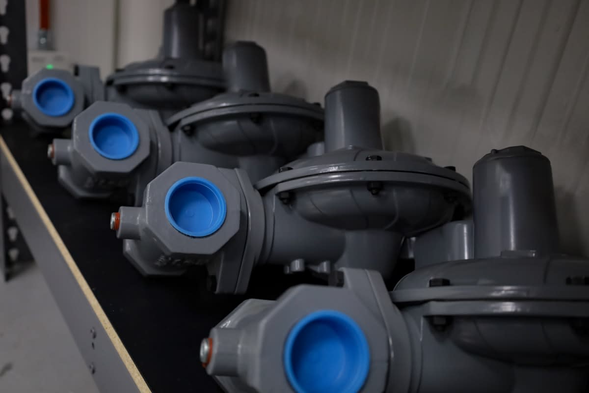 High vacuum control gate valve assembly