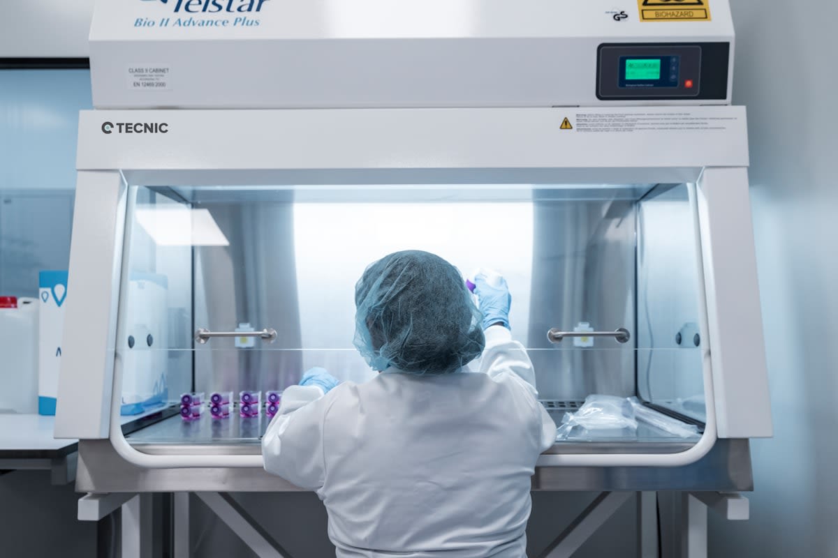 high tech 3d bioprinter in a sterile laboratory