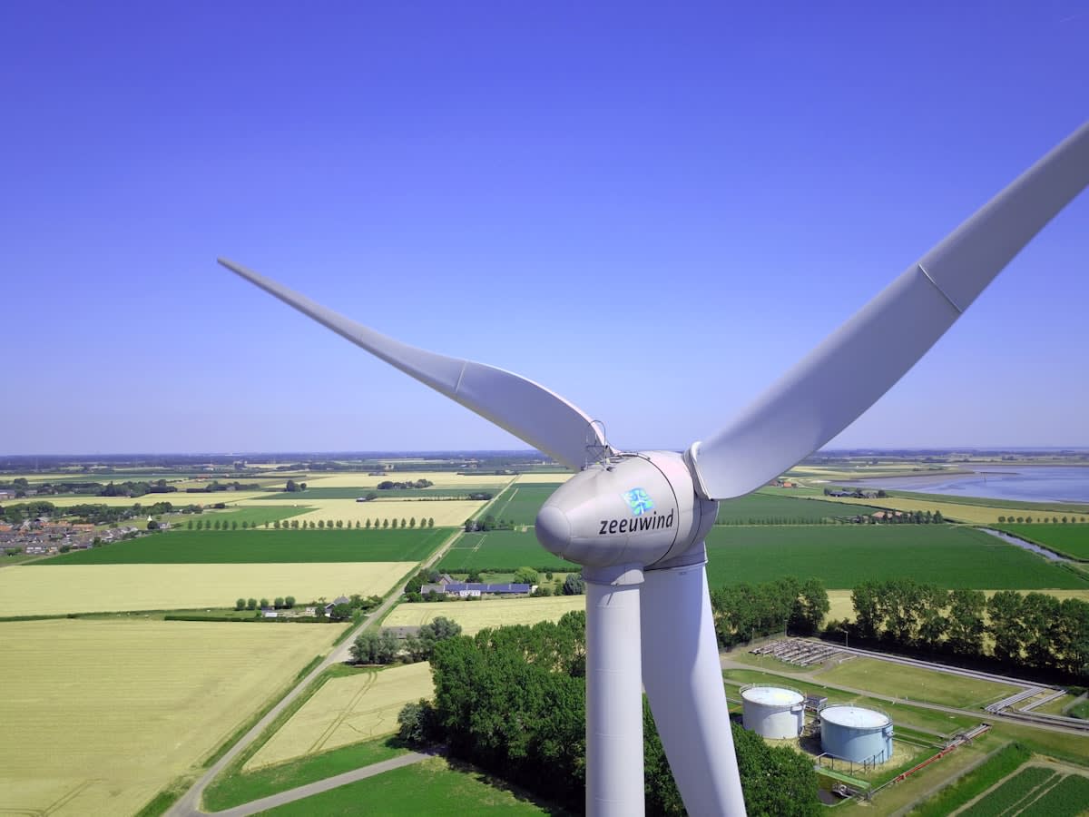 Industrial wind turbine interface with educational overlays