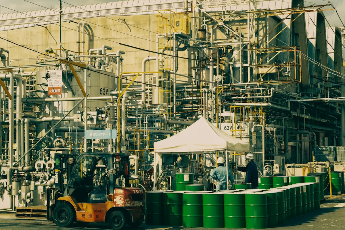 Industrial sugar refinery and transport