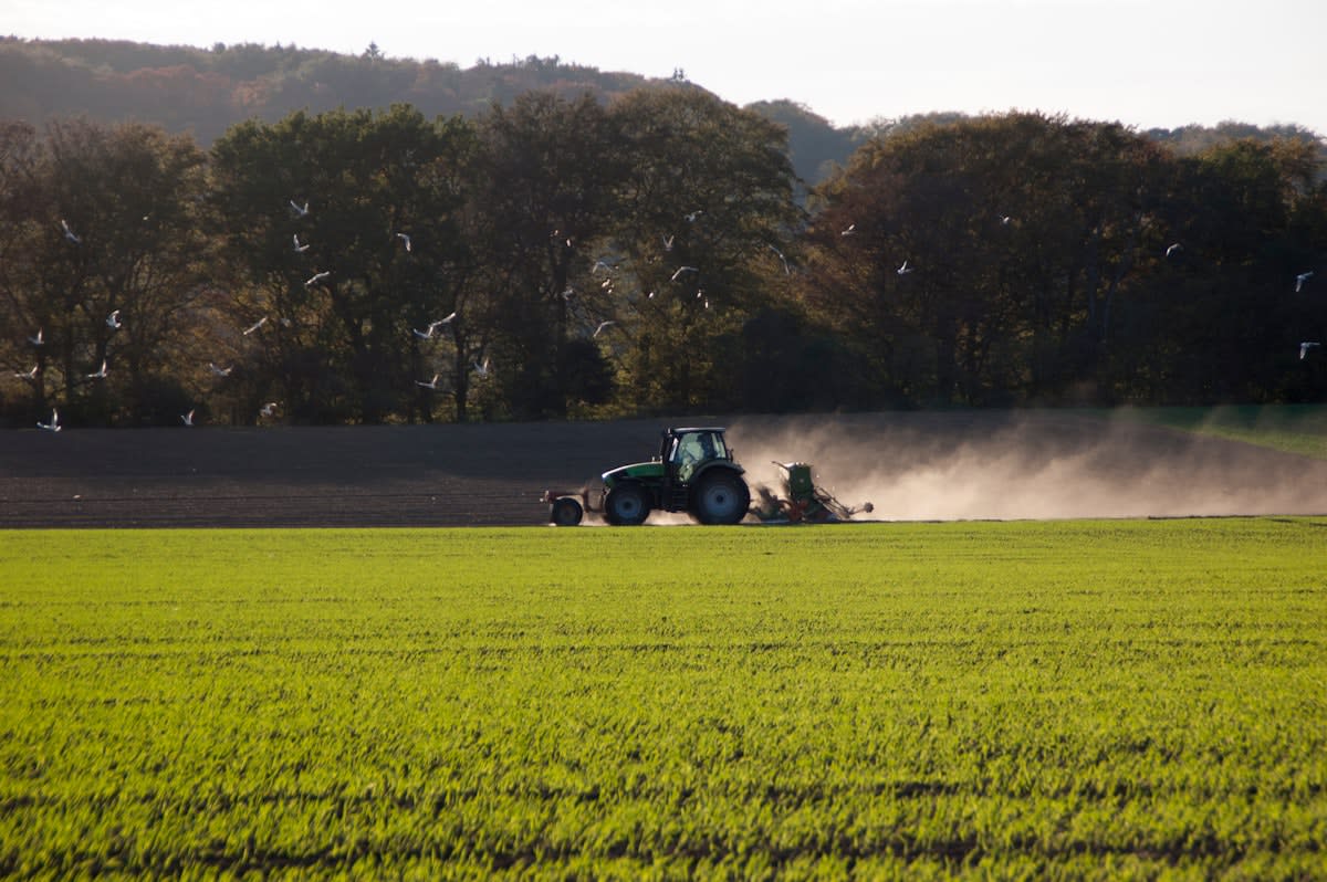 Precision spraying agricultural machinery in a field