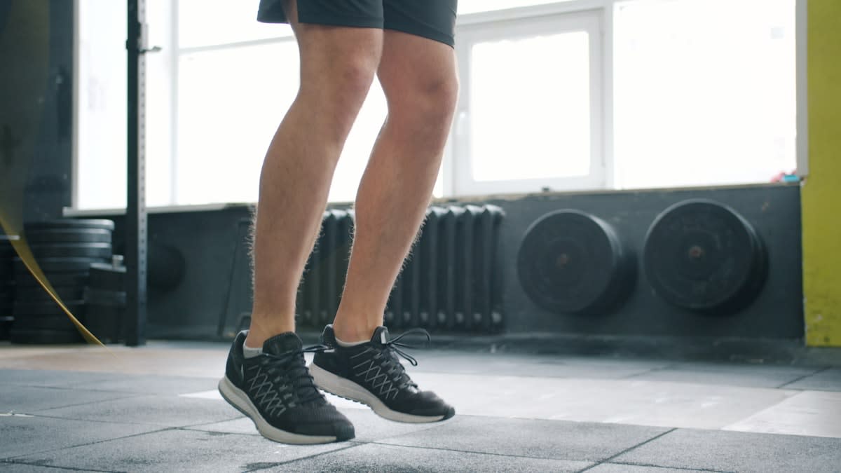 Electric muscle stimulation device applied to leg muscles