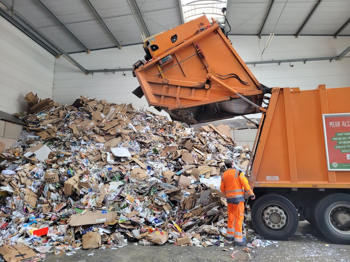 Vermicomposting process with organic waste