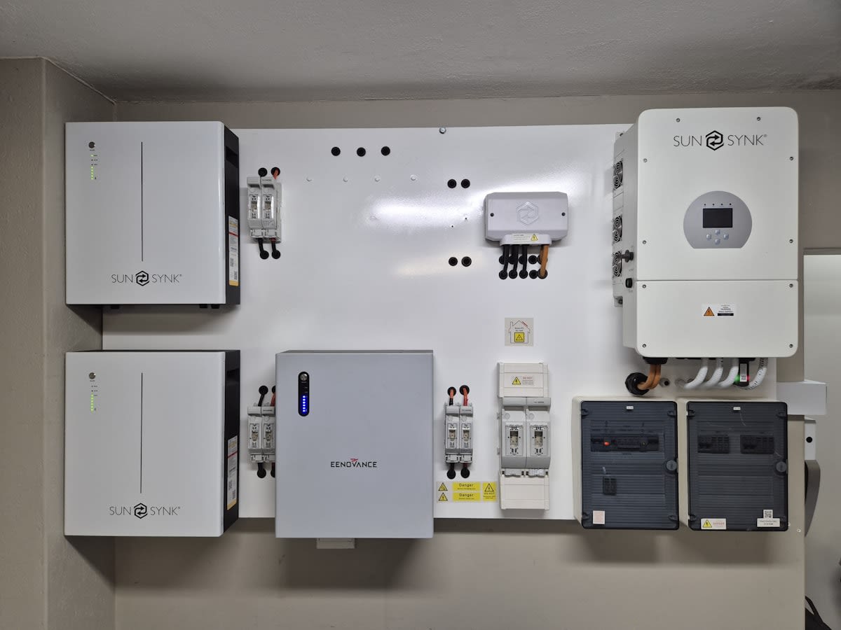 Industrial scale flow battery installation for grid storage