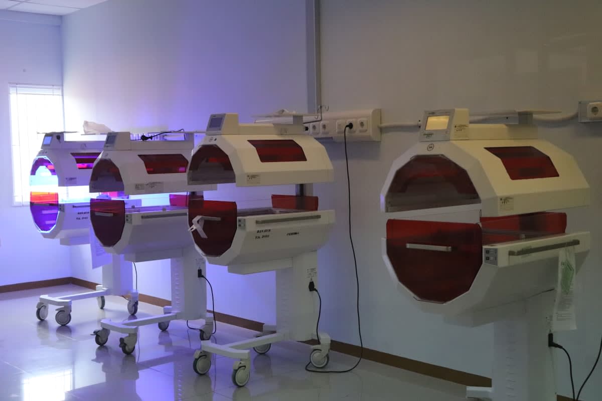 High-tech thermal therapy chamber with biometric sensors