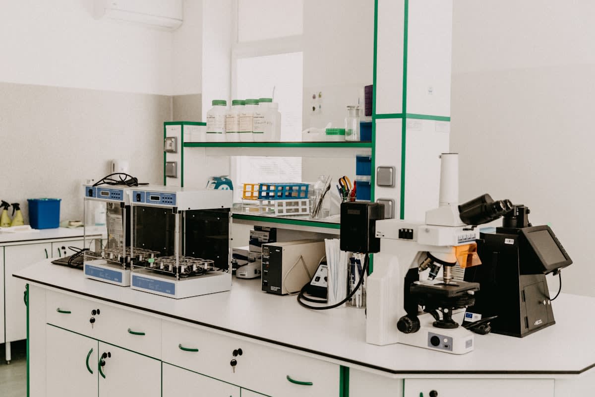Laboratory equipment for radiopharmaceutical research