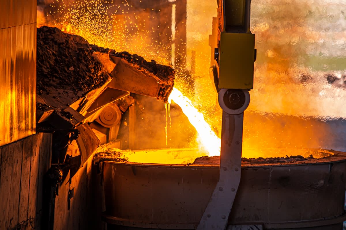 Industrial smelting plant with molten metal
