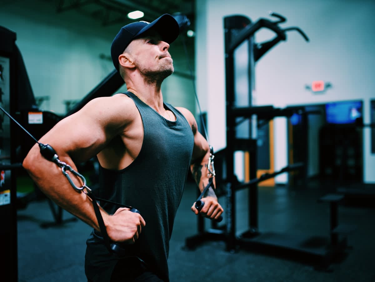 Athlete monitoring with wearable technology in a gym