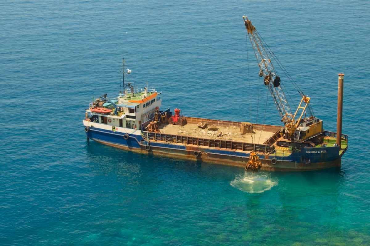 Deep sea cable laying vessel
