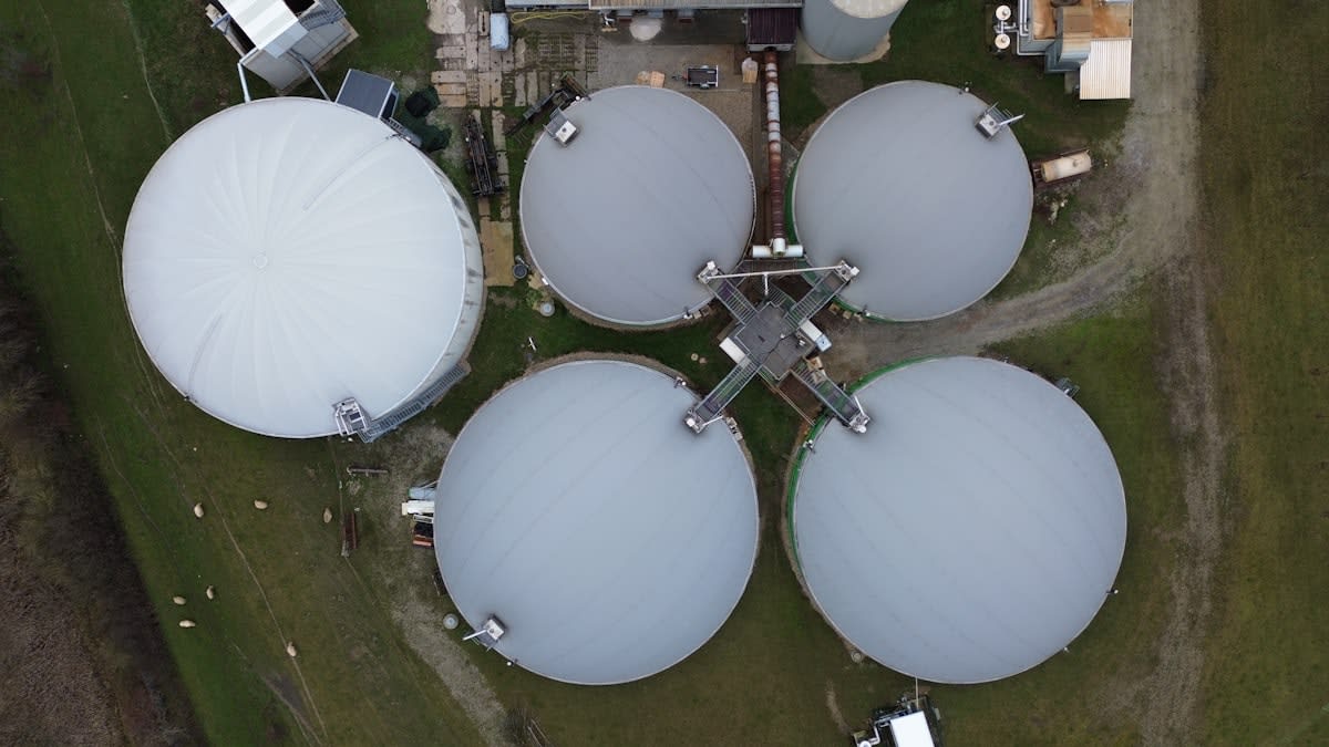 Industrial energy storage facility with large tanks
