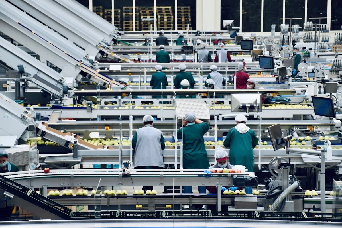 Logistics center with automated sorting