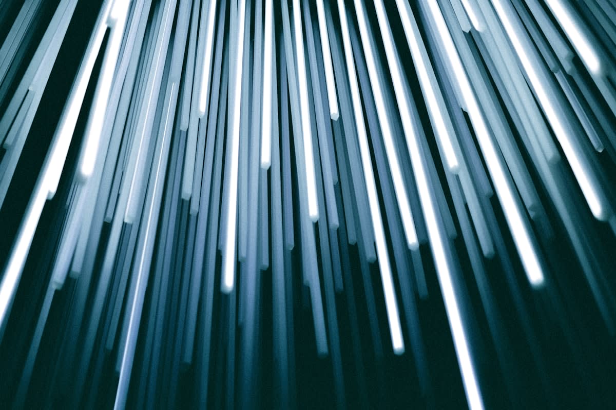 Abstract visualization of fragmented light beams representing interrupted focus