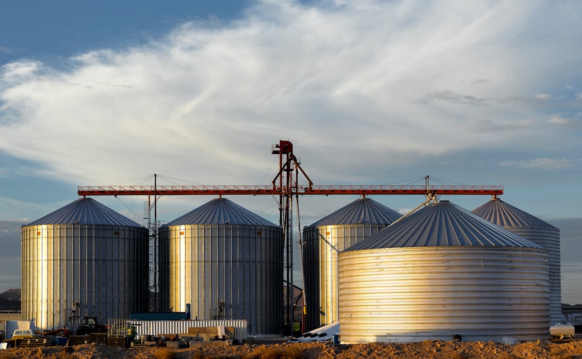 Industrial sand storage silos for thermal energy