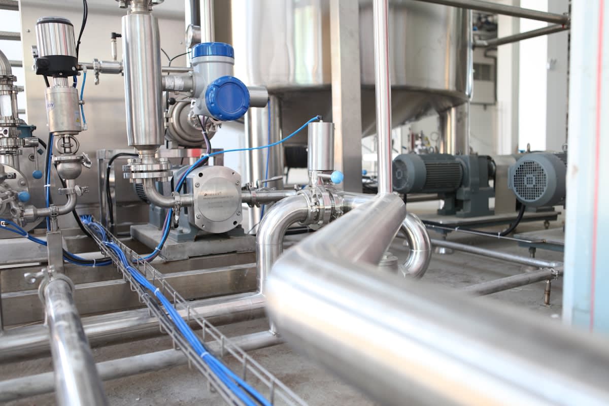 Industrial scale flow battery tanks and pumping systems