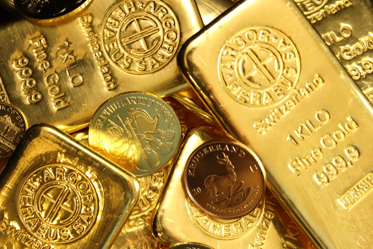 Global currency symbols and gold bars