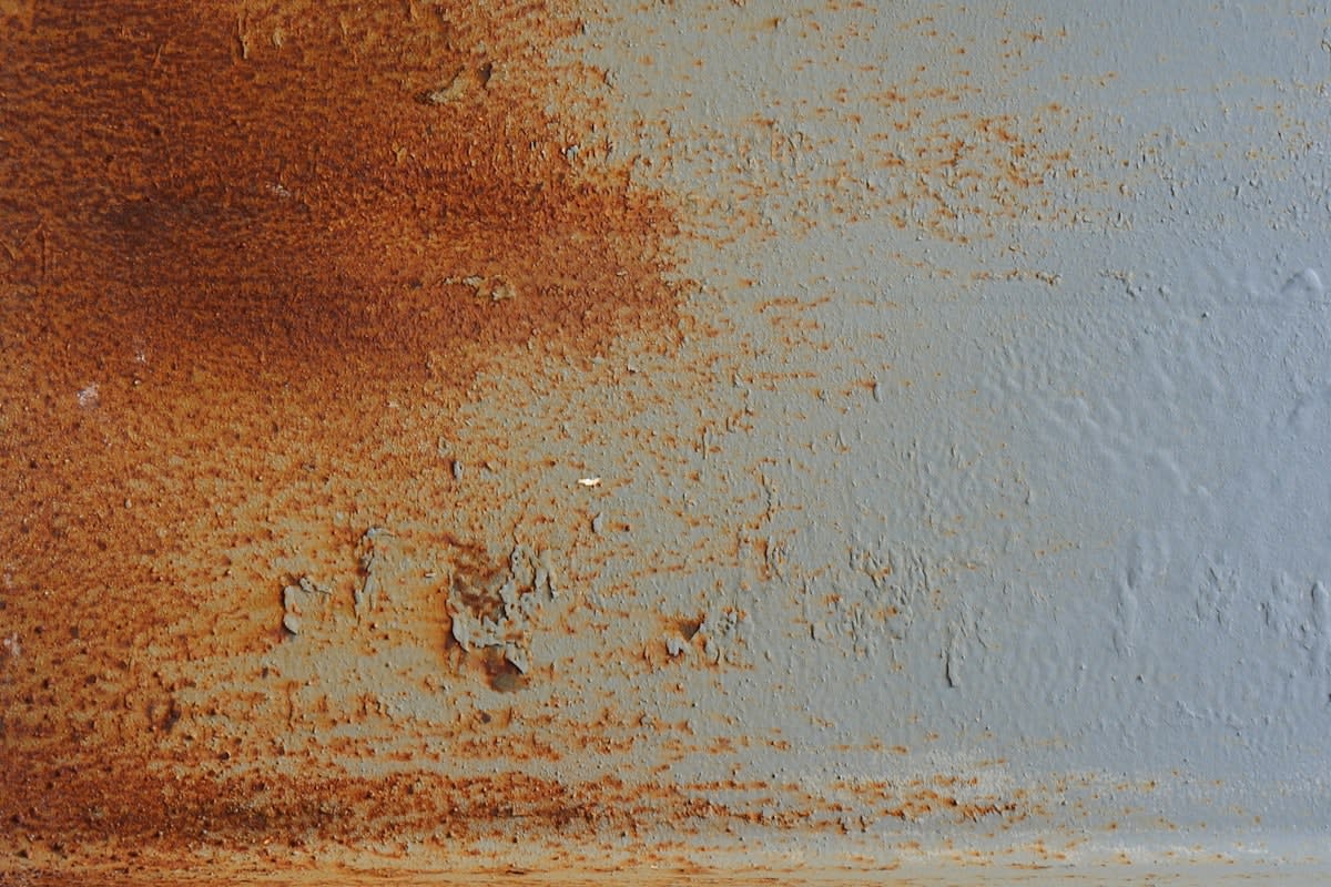 Comparison of lithium battery cells and iron oxide rust