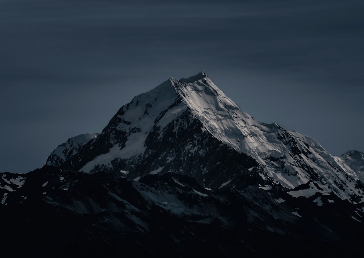 mountain peak horizon