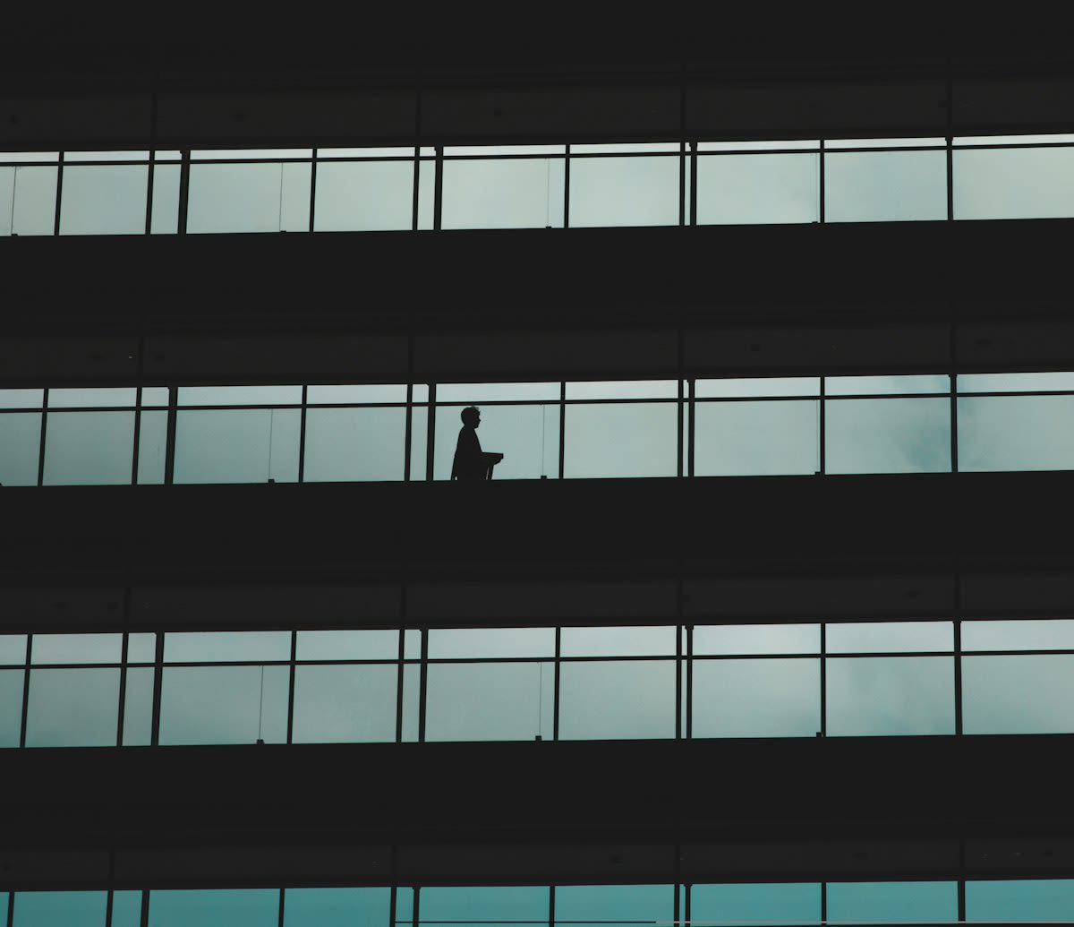 The 60-Second Reset: A Somatic Guide to Clearing Decision Fatigue Before It Paralyzes Your Day