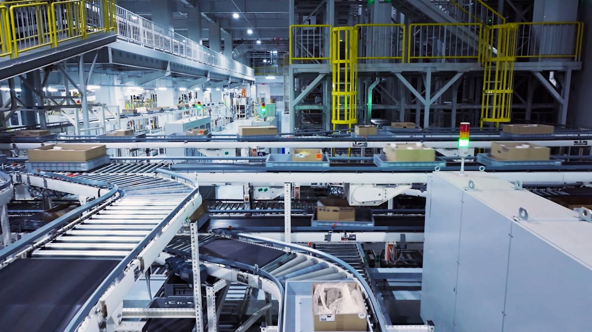 Industrial robotic arm sorting materials on a conveyor belt