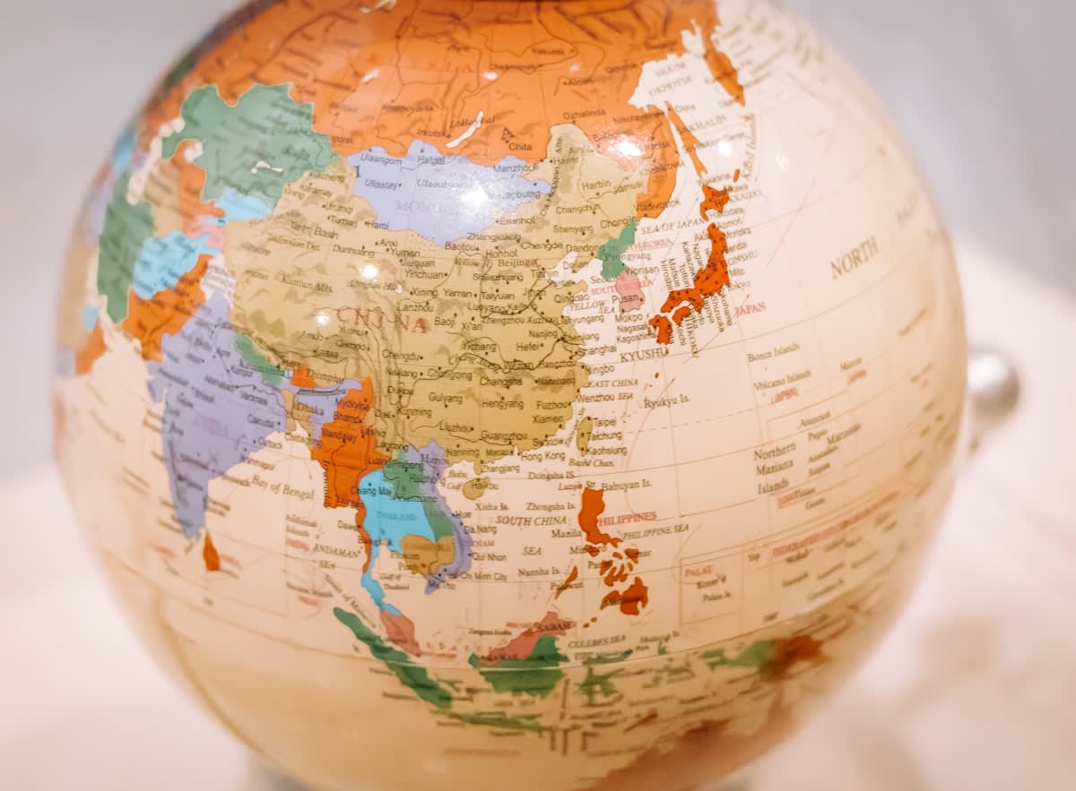Global map showing capital flow between Japan and India