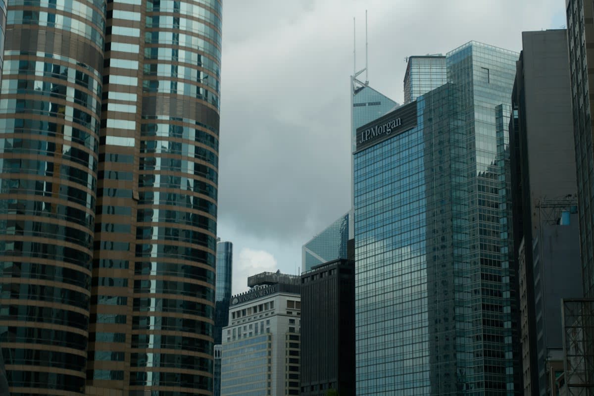 Chaos in a financial district
