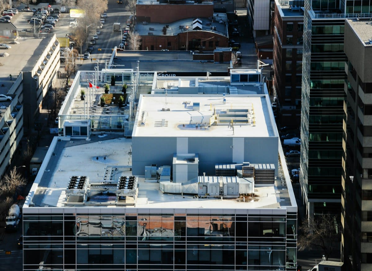 Extreme white reflective roof in an urban setting