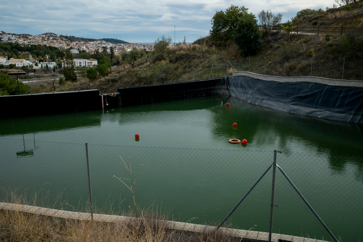 Water sampling in a reservoir