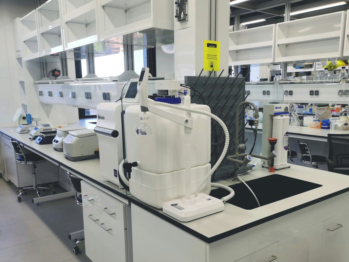 Laboratory vacuum pump