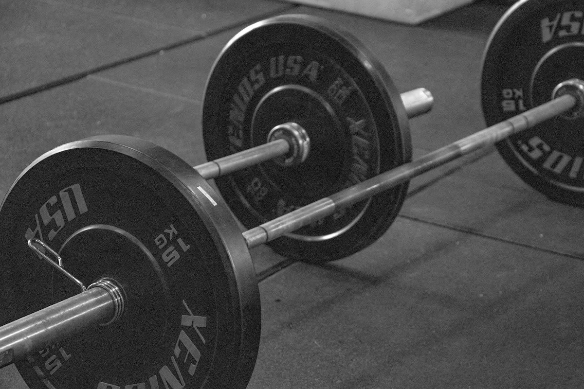 Comparison of a barbell and a pull-up bar