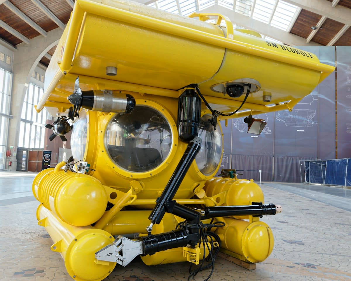 Underwater robotic mining vehicle