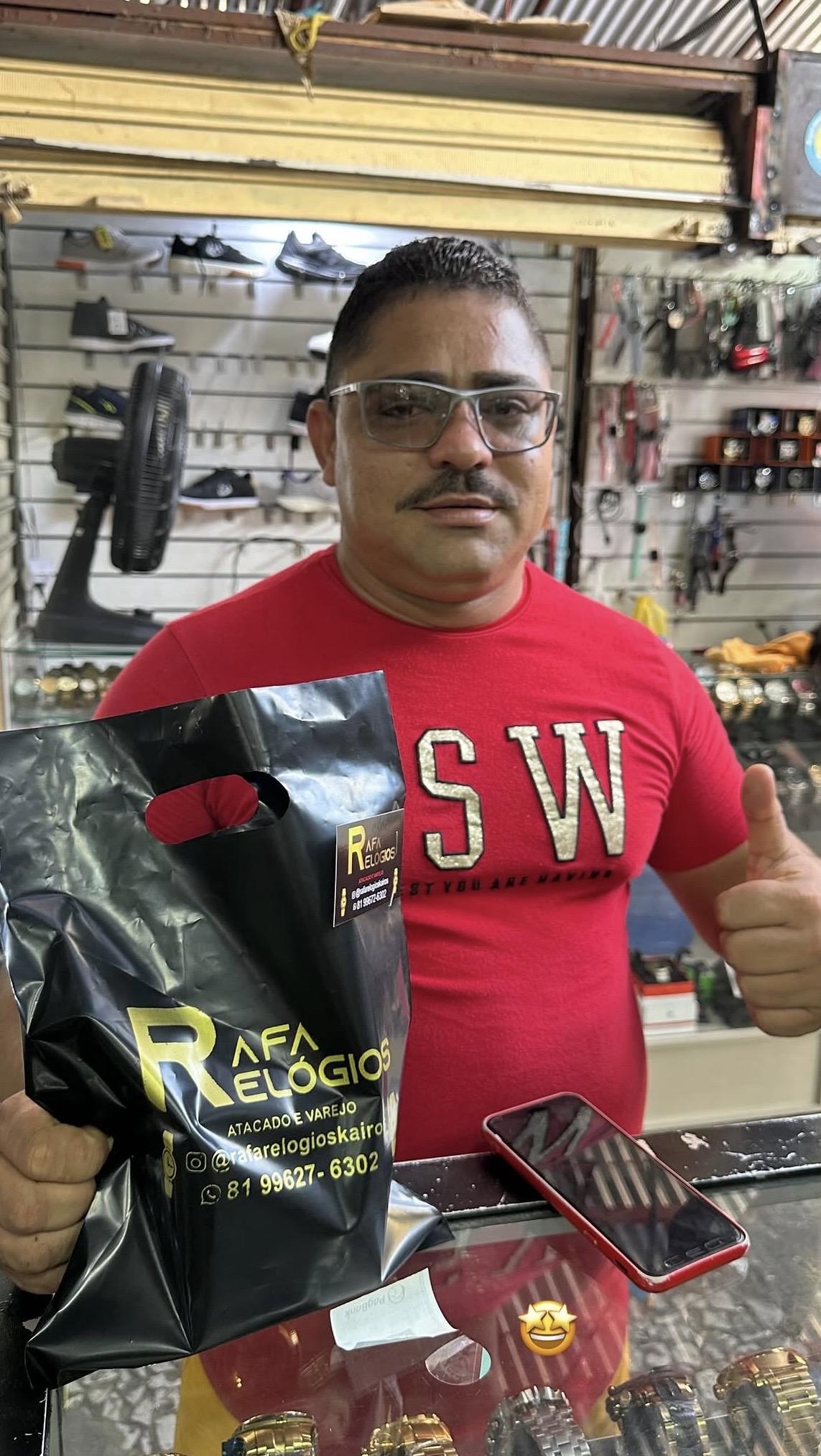Cliente usando relógio da Rafa Relógios