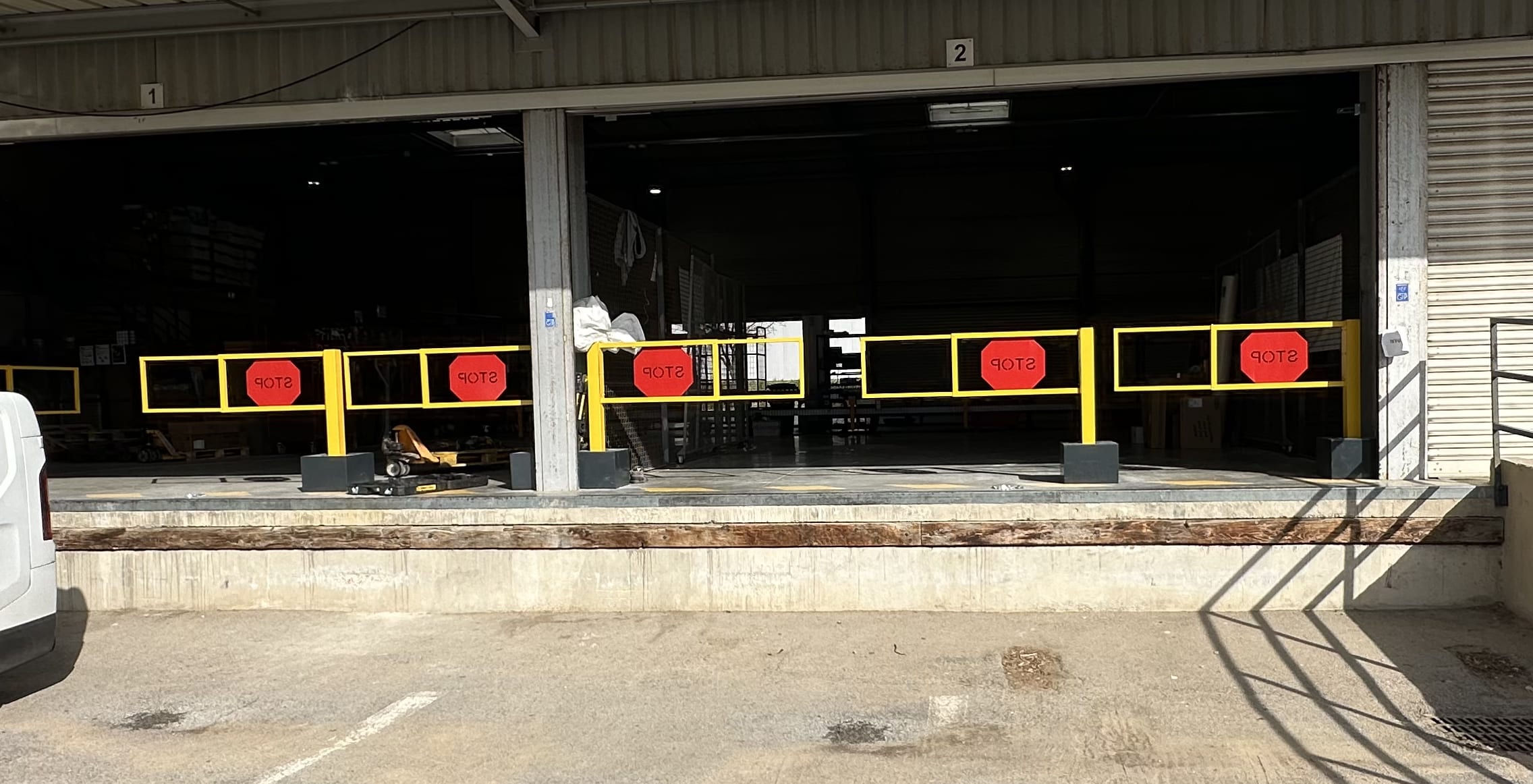 Barrière pivotante avec panneaux STOP - Version renforcée