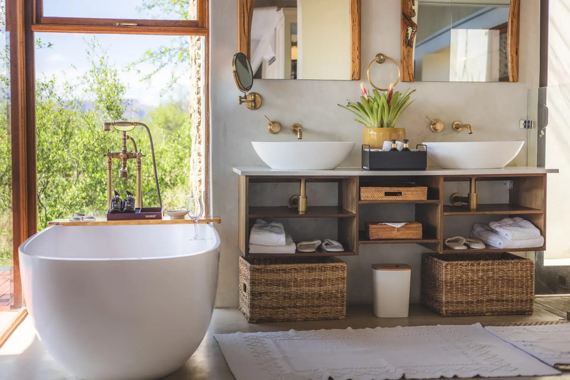 Marataba Residence Tent – Luxurious bathroom with views from the bathtub.