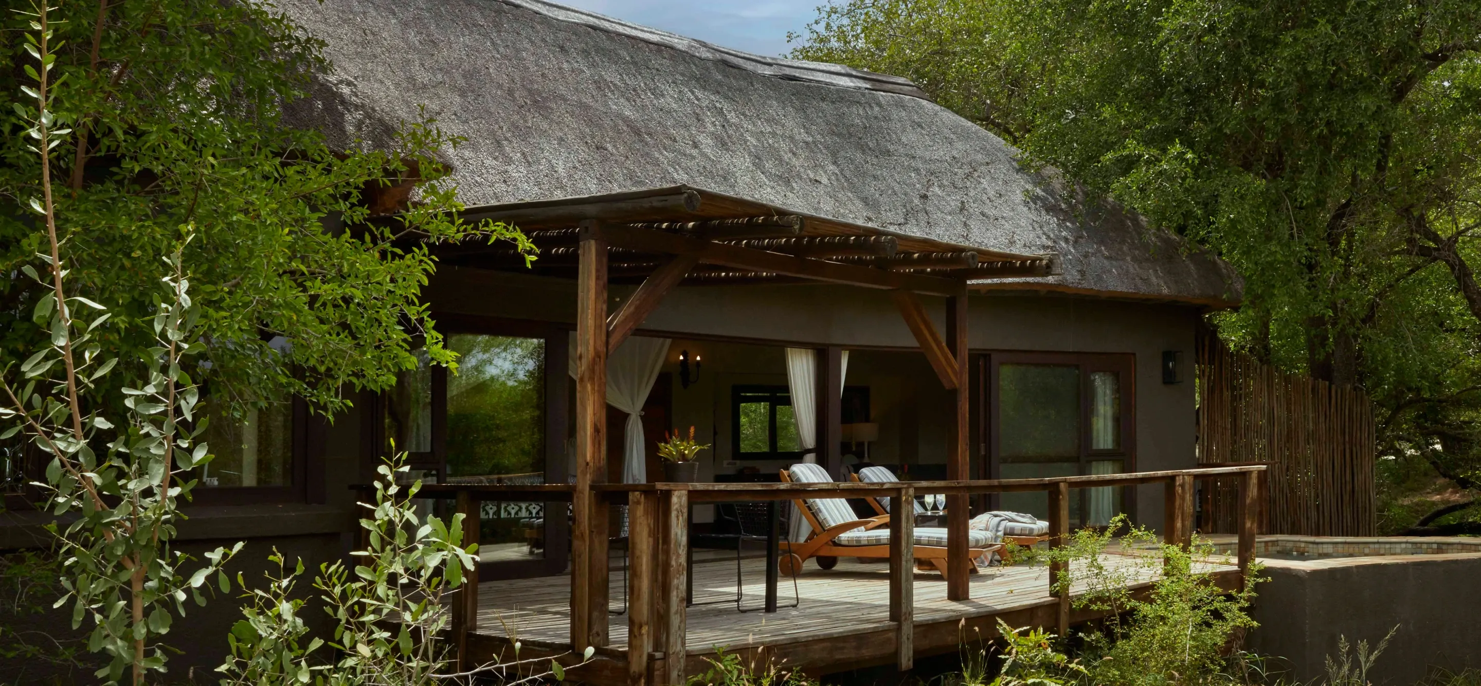 tinga-lodge-bg