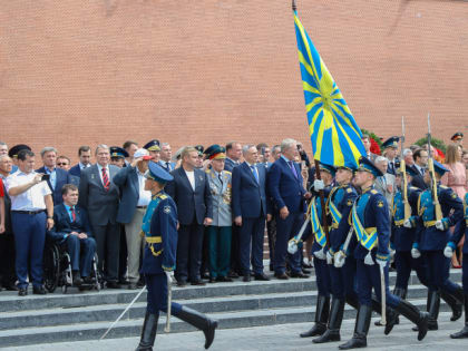 Cостоялась церемония возложения венка и цветов к Могиле Неизвестного Солдата в Александровском саду у стен Кремля делегацией Московской области, возглавляемой Президентом Российско