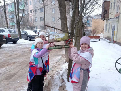 Юные волонтеры продолжают участвовать в акции по поддержке зимующих птиц