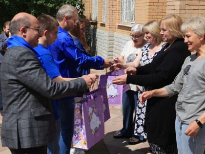 ЕДИНОРОССЫ ДЗЕРЖИНСКОГО ПОЗДРАВИЛИ СОЦИАЛЬНЫХ РАБОТНИКОВ С ПРОФЕССИОНАЛЬНЫМ ПРАЗДНИКОМ