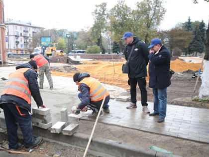 Партийцы проверили ход работ по благоустройству пешеходной зоны в центре Люберец