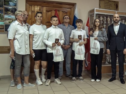 Руслан Заголовацкий вручил первый взрослый документ молодым жителям д. Соболево