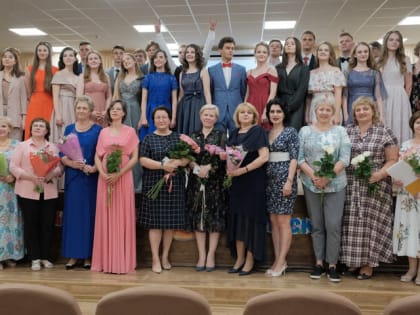 Путь во взрослую жизнь: в красногорской школе №11 прошёл выпускной вечер